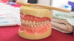 Gigi kuning selain tidak enak dilihat juga menandakan adanya masalah pada kesehatan gigi dan mulut. Hindari 8 penyebab gigi kuning berikut ini.