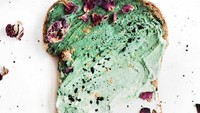 Warna gradasi putih dan hijau tosca ini terlihat unik dan langka. Ia juga memadukan dengan bunga kering yang dapat dimakan. Foto: Adeline Waugh