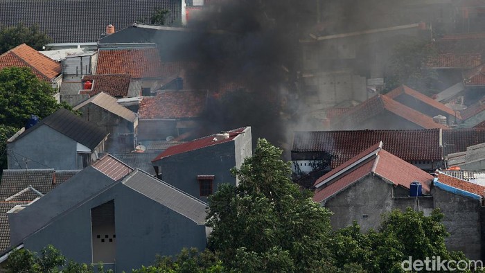 Kebakaran di Mampang, Warung Bakso dan Toko Sembako Hangus Terbakar