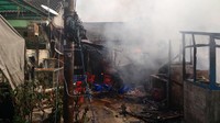 Bangunan warung tampak tersisa kayu-kayu dan dindingnya saja.