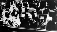 Hingga kini kematiannya terus diselimuti misteri termasuk teori-teori konspirasi yang tak pernah padam. Versi resminya, Kennedy ditembak seorang penembak jitu saat duduk di mobil dengan sang istri, Jacqualine, Gubernur Texas John Connaly dan istrinya, Nellie. Mereka dikawal konvoi polisi dan pasukan pengaman presiden atau Secret Service. Keystone/Getty Images.