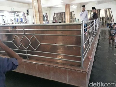 Belajar dari Ulah Santri Gus Dur Saat Mencuri Ikan di Kolam Kiainya