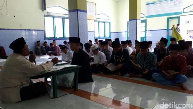 Mbah Sanipan di Demak Gratiskan Pendidikan Santrinya
