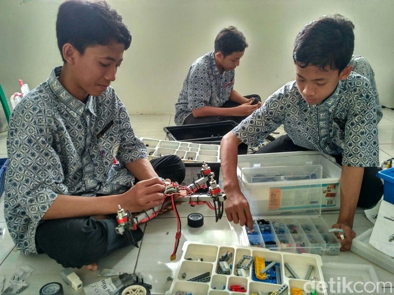 Keren! Santri di Ponpes Serang Ini Pintar Bikin Robot Keren! Santri di Ponpes Serang Ini Pintar Bikin Robot