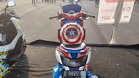 Tak hanya itu sebagai pelengkap, si pemilik motor mengecat helm half face miliknya dengan warna biru, merah dan putih dengan tanda bintang di belakangnya yang merupakan ikon dari sang super hero. Foto: Tri Ispranoto