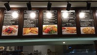 Pemakaian lampu mungkin bisa bikin menu jadi lebih terang. Tapi sekaligus mengganggu karena ada bagian menu yang ditutup cahaya. Foto: Istimewa