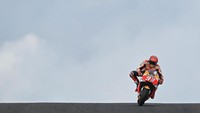 Marquez akhirnya tak tertahankan dan menjadi pebalap pertama yang menyentuh garis finis. Rossi menyusul di posisi kedua. Kejadian dramatis terjadi ketika Vinales menyalip Zarco menjelang finis untuk merebut posisi ketiga. Quinn Rooney/Getty Images.