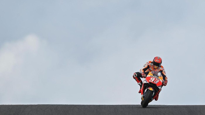 PHILLIP ISLAND, AUSTRALIA - OCTOBER 22:  Marc Marquez of Spain who rode the #93 REPSOL HONDA TEAM  Honda  sprays champagne after winning the 2017 MotoGP of Australia at Phillip Island Grand Prix Circuit on October 22, 2017 in Phillip Island, Australia.  (Photo by Quinn Rooney/Getty Images)