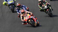 Akan tetapi, Marquez tak meraih kemenangan ini depan mudah. Dia harus menjalani pertarungan sengit dengan Valentino Rossi, Maverick Vinales, dan Johann Zarco nyaris di sepanjang balapan. Quinn Rooney/Getty Images.