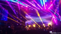 Band yang terbentuk tahun 1984 Jamrud naik panggung dan mulai menghibur penonton pada Sabtu malam sekitar pukul 21.45 WIB. Foto: Tri Ispranoto