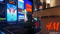 Berdiri menjulang setinggi 33 meter, inilah ikonnya kawasan Dotonbori. Kawasan Dotonbori sudah lama dikenal sebagai surga belanja di Osaka. Kamu bisa sambil wisata belanja kalau ke sini (Wahyu/detikTravel)