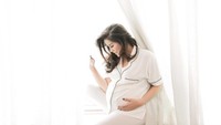 Konsep photoshoot maternity Olla Ramlan yakni mengenakan piama. Foto: Rio Motret Official