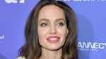 Gaya Angelina Jolie di Red Carpet Bareng Shiloh dan Zahara