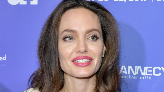Angelina Jolie dikenal sebagai salah satu wanita tercantik di dunia. Ia pun bukan hanya dikagumi karena bibir yang seksi namun juga bentuk alis S-shaped. Menurut penelitian dokter bedah kosmetik Julian De Silva, alis menukik sempurna seperti milik Angie paling didamba wanita yang ingin mempercantik bentuk alis mereka. Foto: Getty Images