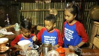 Dengan antusias yang sangat tinggi. Ketika barista cilik ini unjuk kebolehan membuat racikan kopi yang enak dan disajikan untuk pengunjung yang hadir. Foto: Ardian Fanani /detikcom