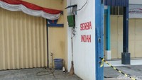 Tokonya tampak digembok dan tak ada aktivitas apa-apa di sekitar toko