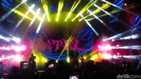 Band yang digawangi oleh Eno Cs menghibur lewat sejumlah lagu seperti Terbang, Pelangi, Cinta Gila dan ditutup oleh Walah yang berhasil memukau penonton. Foto: Tri Ispranoto