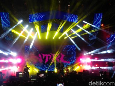 Jamrud dan NTRL Sukses Gebrak Panggung MAXcited Bandung