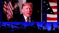 Presiden Donald Trump yang tak hadir di acara memberikan sambutan lewat video call/Foto: REUTERS/Richard Carson