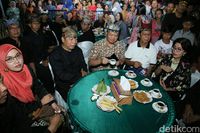 Warga Banyuwangi Ngopi Bersama Dalam Festival 'Ngopi Sepuluh Ewu CIngkir'