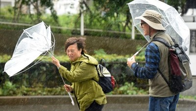Melihat Aktivitas Warga Jepang di Tengah Topan