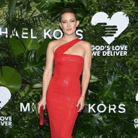 Kate Hudson tidak berambisi punya payudara yang terlalu besar. Ia ingin dadanya yang awalnya kurang berisi menjadi lebih curvy dengan bantuan implan. Kate melakukannya saat ulang tahun ke-31. Dada baru kate Hudson tersebut memakan biayaa US$ 15 ribu atau Rp 200 jutaan. Foto: dok. Getty Images