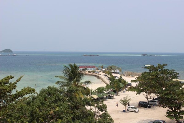 Banyak pantai yang bisa dikunjungi di Lampung, salah satunya adalah pantai ini. Hamparan pasir purtih dan bukit-bukit hijau membuatnya menjadi pantai yang populer dikalangan wisatawan. (Brigida Emi Lillia/dTraveler) Banyak pantai yang bisa dikunjungi di Lampung, salah satunya adalah pantai ini. Hamparan pasir purtih dan bukit-bukit hijau membuatnya menjadi pantai yang populer dikalangan wisatawan. (Brigida Emi Lillia/dTraveler)