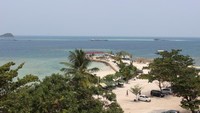 Pantai Sari Ringgung biasanya didatangi wisatawan yang ingin menikmati keindahan pantai dan bermain wahana air. (Brigida Emi Lillia/dTraveler)