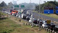 Tak jarang macet di Puncak bisa sampai berimbas ke tol Ciawi seperti tampak dalam foto dalam foto yang diambil pada 23 September lalu ini/ ANTARA FOTO/Yulius Satria Wijaya/aww/17.