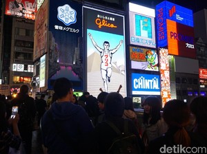 Buat yang Mau Liburan ke Jepang, Papan Glico Man di Osaka Tutup!