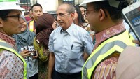 Beberapa hari setelah dilantik, Anies dan Sandiaga mengecek proyek MRT di Fatmawati. Anies saat itu membujuk pemilik lahan bernama Mahesh.