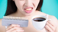 Minum kopi dan teh memiliki manfaat bagi kesehatan. Namun terlalu banyak minum kopi dan teh tanpa membersihkan gigi dengan teratur dapat menyebabkan gigi kuning. (Foto: Thinkstock)