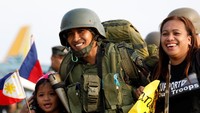 Kepulangan mereka disambung bahagia keluarga (REUTERS/Dondi Tawatao)