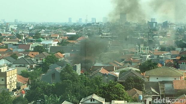 Rumah di Permukiman Padat di Mampang Terbakar, 4 Damkar Meluncur