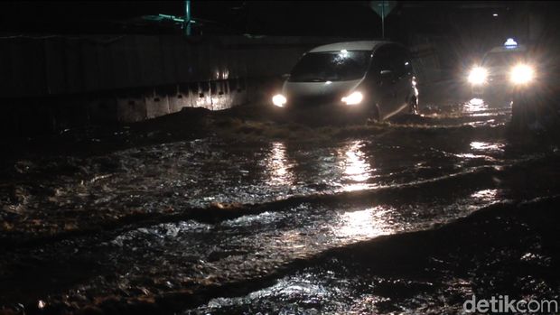 Ada Genangan, Jalan Cawang Interchange arah Cililitan Macet