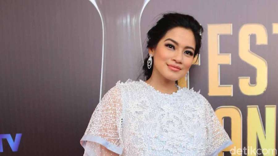 Titi Kamal, Si Bumil Cantik