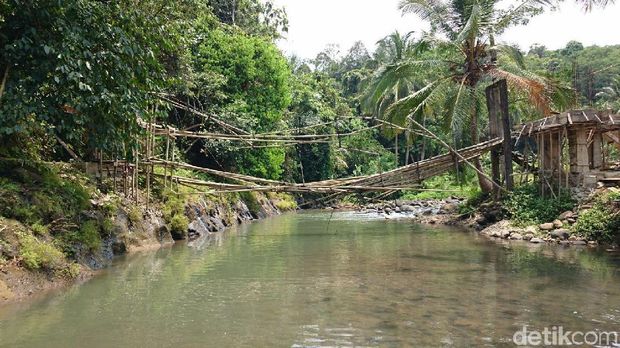 Miris! Jembatan Bambu Rusak di Serang ini Masih Dipakai Warga