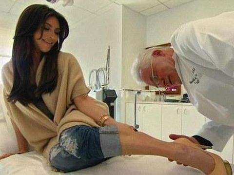 Perawatan Kulit Kim Kardashian Paling Aneh, Minum ASI Hingga Tidur Terlentang