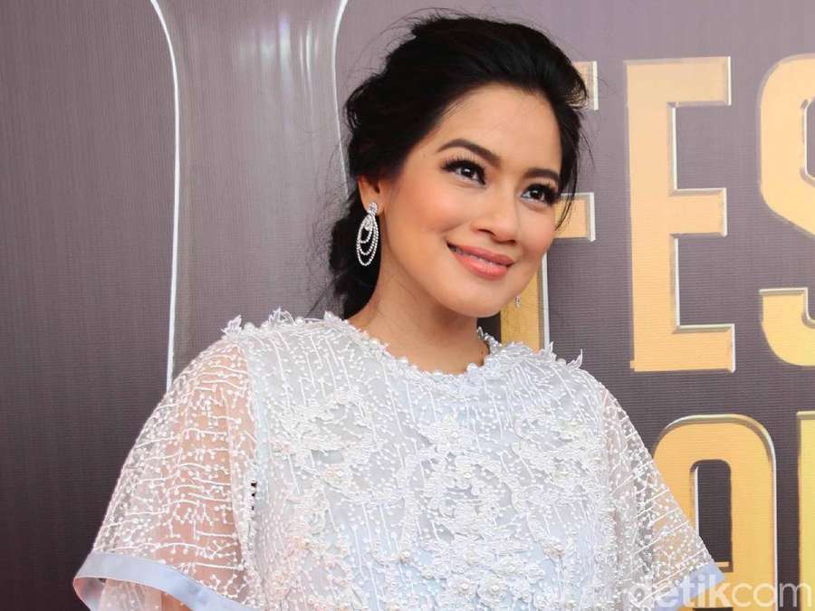 Titi Kamal, Si Bumil Cantik