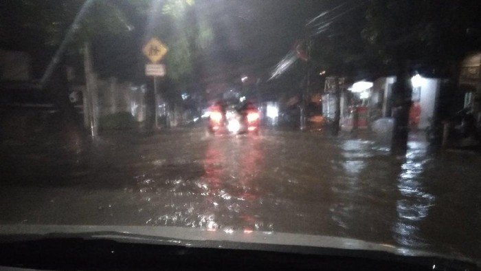 Hujan Deras, Jalan Pejaten Raya Tergenang 40 Cm