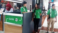 Gerai khusus bagi taksi online Grab terdapat di terminal kedatangan 1A, 1B, 1C, dan 2F.