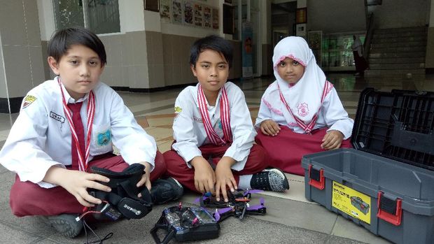 Para siswa dengan robotnya