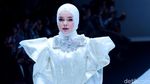 Genit, Seksi dan Menawan! Aksi Para Selebriti di Jakarta Fashion Week 2018