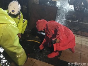 Risma Malam Ini Kepergok Bersihkan Got yang Dibuntu Sampah