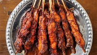 Sate khas Banjar bikinan Depot Soto Banjar Ahmad Jais yang diunggah @sbykulinerinfo ini bikin ngiler ya? Bumbu cabe membuat sate rasanya pedas-pedas gurih enak. Dimakan sama buras, makin mantap.Foto: Istimewa