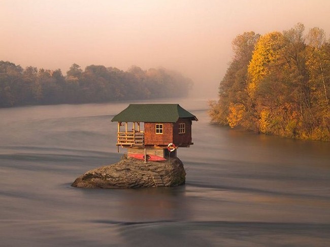 Rumah yang dibangun di atas batu ini sudah berdiri selama 45 tahun. Satu-satunya cara untuk sampai ke rumah yang berada di Serbia ini hanya memakai perahu atau berenang. Foto: Istimewa