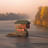 Rumah yang dibangun di atas batu ini sudah berdiri selama 45 tahun. Satu-satunya cara untuk sampai ke rumah yang berada di Serbia ini hanya memakai perahu atau berenang. Foto: Istimewa