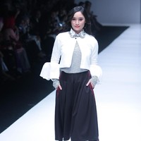 Tatjana Saphira berjalan di atas runway mengenakan rancangan Zaskia Sungkar berupa setelan celana kulot hitam, striped blouse, dan bell sleeve outerwear. Rancangan terbaru Zaskia Sungkar yang bertajuk Hue Pops itu tampil di acara Color Euphoria persembahan Wardah. Foto: Dok.Mohammad Abduh/Wolipop