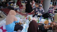 Tidak sedikit juga para pahlawan devisa yang menghabiskan waktu untuk piknik di taman. Malah ada yang sampai membuat sambal dan membawa lauk pauk untuk dimakan bareng teman pekerja (Randy/detikTravel)