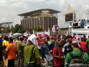 Pekerja Hutan Industri Demo di Pekanbaru Tolak Kebijakan Menteri LHK